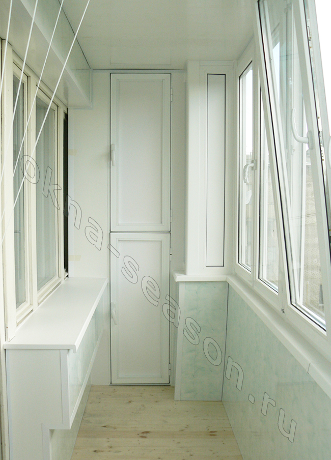 Распашной белый шкаф на балкон.